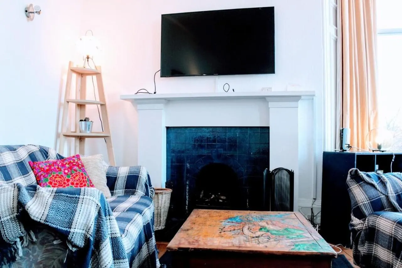 Traditional Apartment Oer The Meadows Edinburgh
