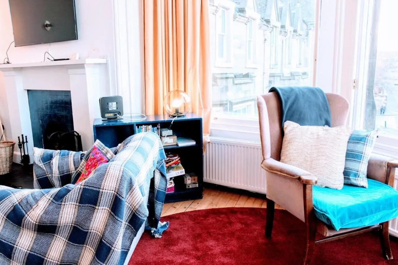 Traditional Apartment Oer The Meadows Edinburgh 0*,