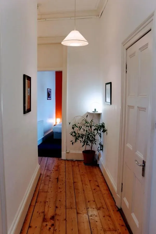 Traditional Apartment Oer The Meadows Edinburgh 0*,