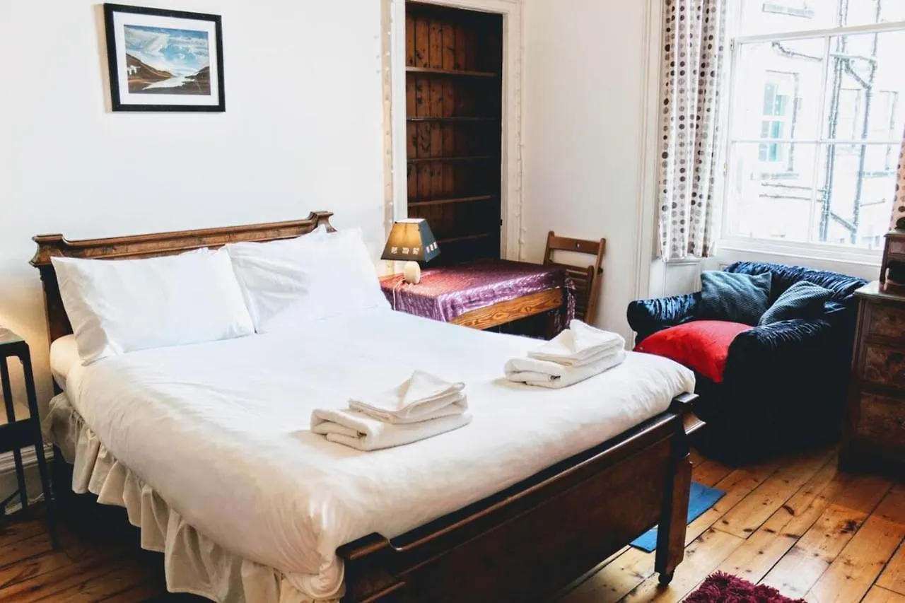 Traditional Apartment Oer The Meadows Edinburgh 0*,
