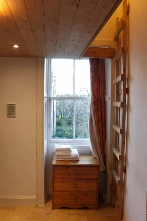 Traditional Apartment Oer The Meadows Edinburgh
